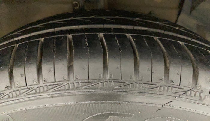 2015 Maruti Ciaz ZDI SHVS, Diesel, Manual, 87,250 km, Right Front Tyre Tread