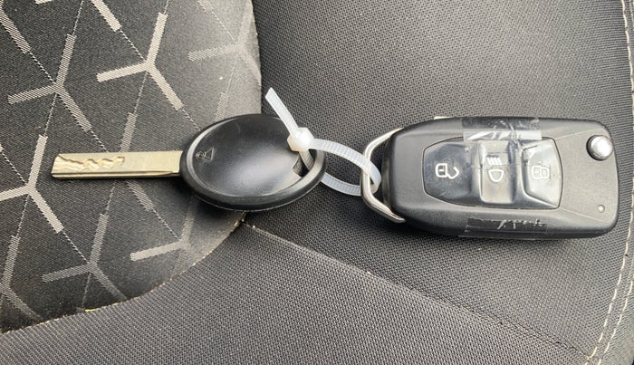 2022 Tata NEXON XMA SUNROOF PETROL, Petrol, Automatic, 29,265 km, Key Close Up