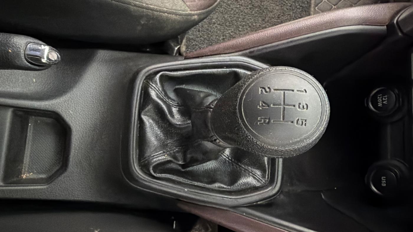 2025 Maruti Grand Vitara DELTA SMART HYBRID, Petrol, Manual, 12,828 km, Gear Lever