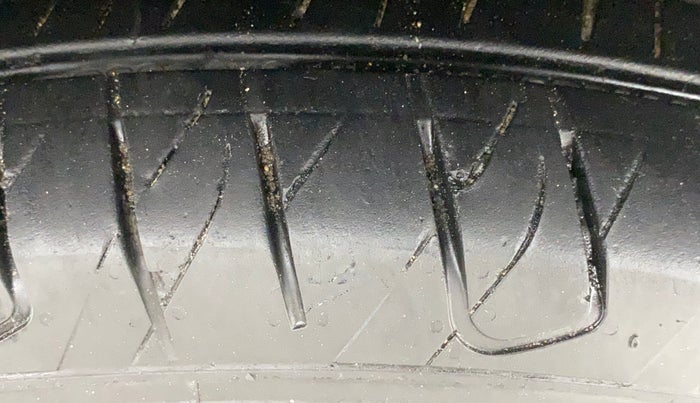 2024 Hyundai VENUE S (O) Plus 1.2 Petrol , Petrol, Manual, 32,299 km, Left Front Tyre Tread