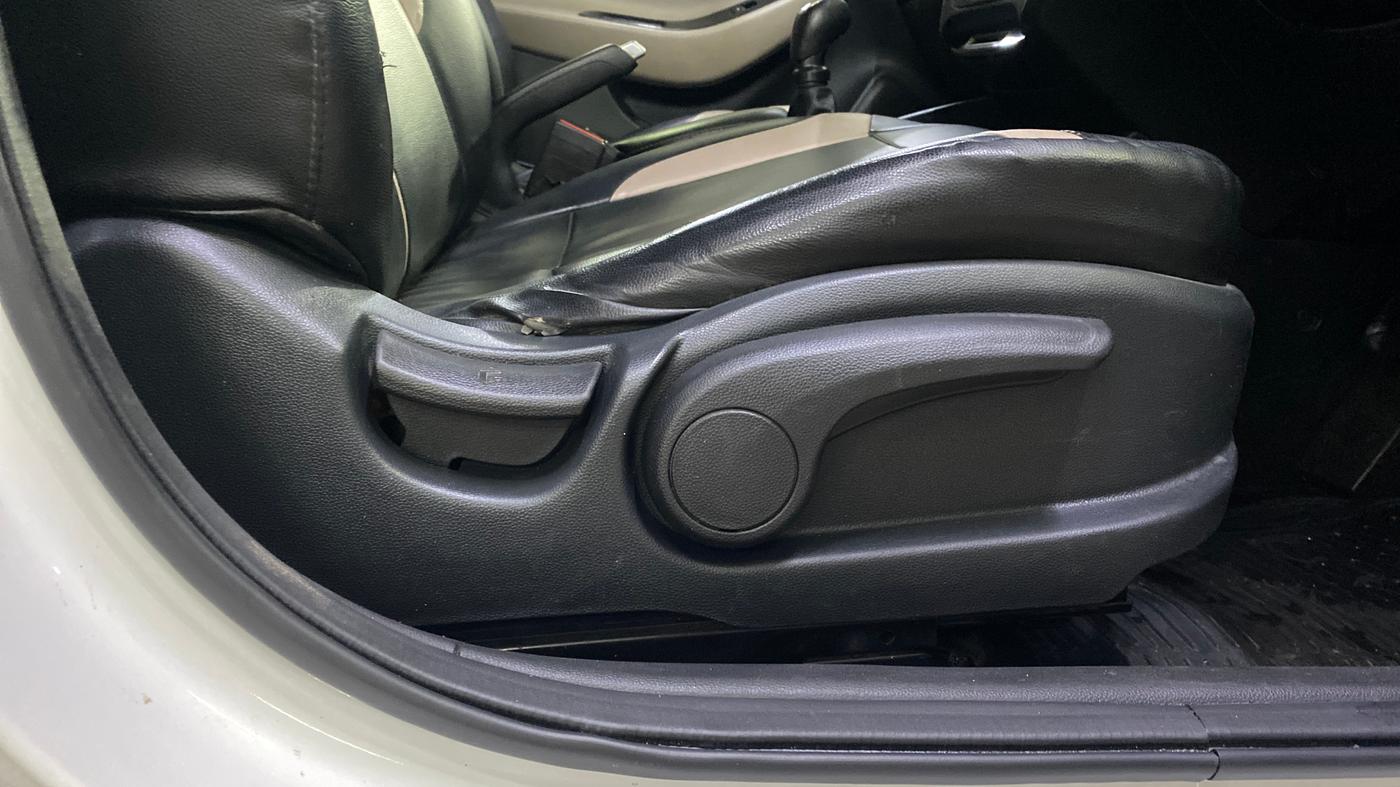 2015 Hyundai Elite i20 ASTA 1.2, Petrol, Manual, 84,896 km, Driver Side Adjustment Panel