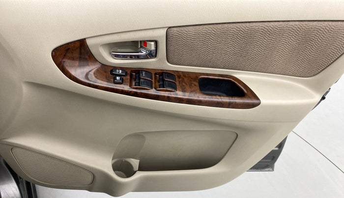 2014 Toyota Innova 2.5 VX 7 STR BS IV, Diesel, Manual, 73,493 km, Driver Side Door Panels Control