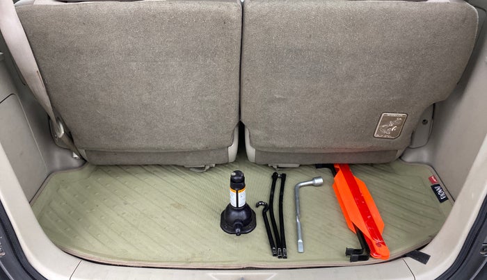 2014 Toyota Innova 2.5 VX 7 STR BS IV, Diesel, Manual, 73,493 km, Boot Inside