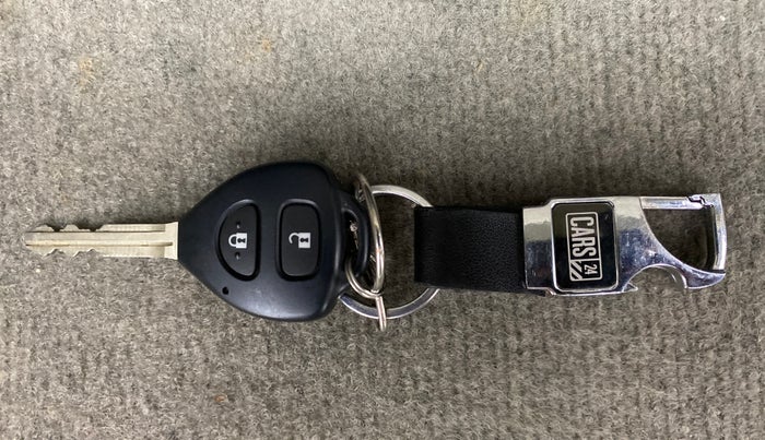 2014 Toyota Innova 2.5 VX 7 STR BS IV, Diesel, Manual, 73,493 km, Key Close Up