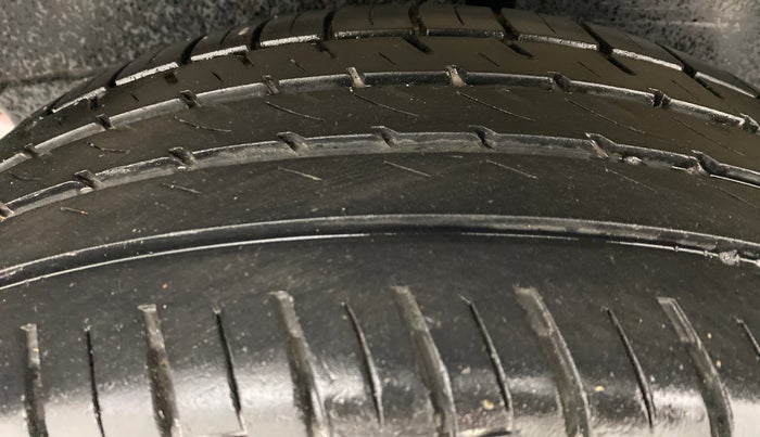 2014 Toyota Innova 2.5 VX 7 STR BS IV, Diesel, Manual, 73,493 km, Right Rear Tyre Tread