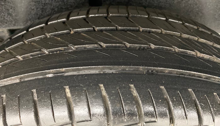 2014 Toyota Innova 2.5 VX 7 STR BS IV, Diesel, Manual, 73,493 km, Left Rear Tyre Tread