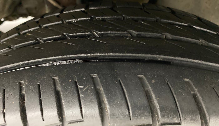 2014 Toyota Innova 2.5 VX 7 STR BS IV, Diesel, Manual, 73,493 km, Right Front Tyre Tread