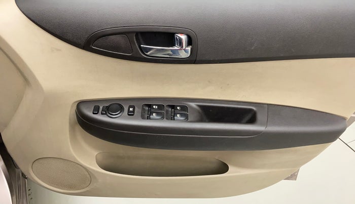 2014 Hyundai i20 SPORTZ 1.2, Petrol, Manual, 34,714 km, Driver Side Door Panels Control