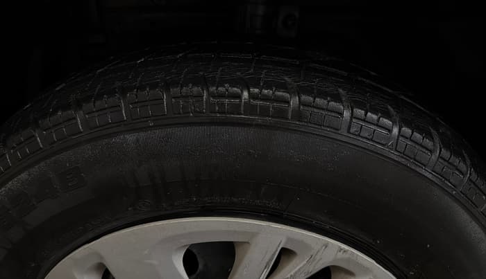 2015 Maruti Swift VXI, Petrol, Manual, 65,576 km, Left Front Tyre Tread