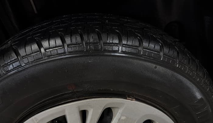 2015 Maruti Swift VXI, Petrol, Manual, 65,576 km, Right Rear Tyre Tread
