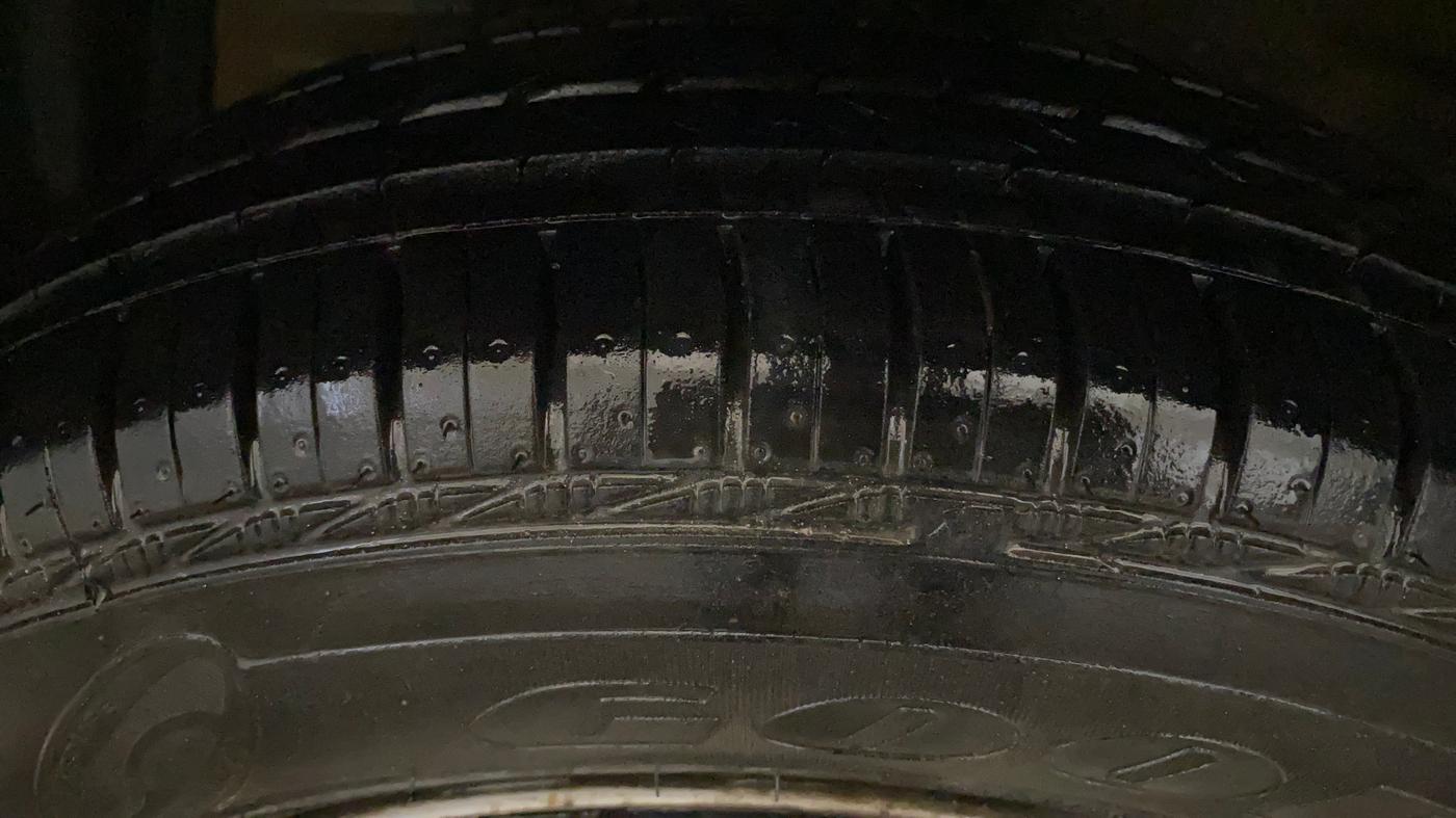 2015 Maruti Swift LXI, Petrol, Manual, 1,08,261 km, Left Front Tyre Tread