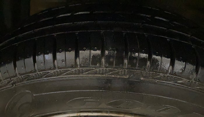 2015 Maruti Swift LXI, Petrol, Manual, 1,08,261 km, Left Front Tyre Tread