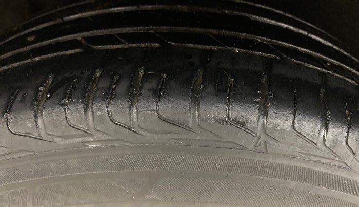 2018 Maruti Vitara Brezza ZDI PLUS AMT, Diesel, Automatic, 1,18,857 km, Right Rear Tyre Tread
