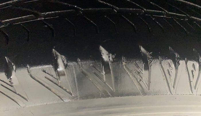 2018 Mahindra XUV500 W11 (O) AT, Diesel, Automatic, 24,675 km, Left Front Tyre Tread