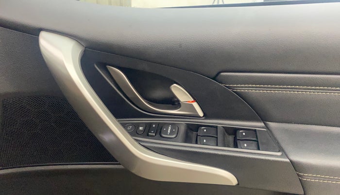 2018 Mahindra XUV500 W11 (O) AT, Diesel, Automatic, 24,675 km, Driver Side Door Panels Control