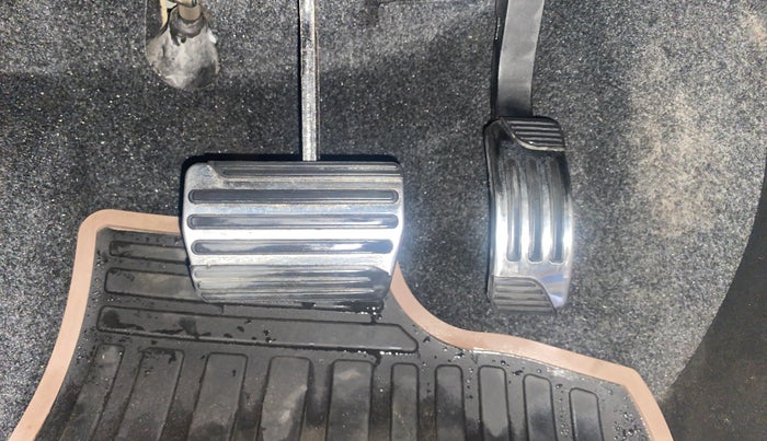 2018 Mahindra XUV500 W11 (O) AT, Diesel, Automatic, 24,675 km, Pedals