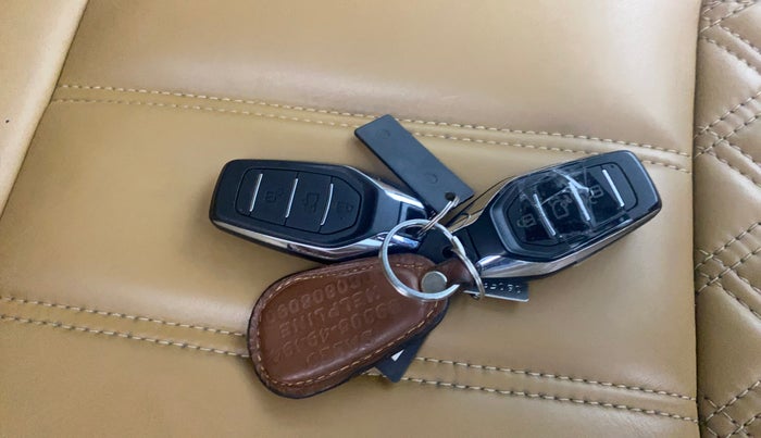 2018 Mahindra XUV500 W11 (O) AT, Diesel, Automatic, 24,675 km, Key Close Up