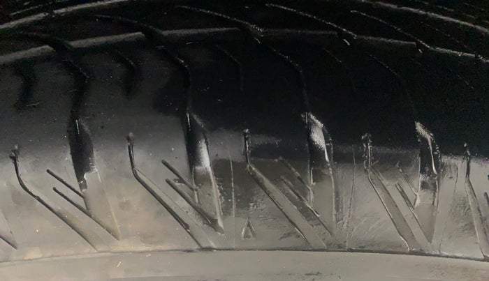 2018 Mahindra XUV500 W11 (O) AT, Diesel, Automatic, 24,675 km, Right Front Tyre Tread