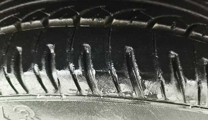 2013 Hyundai i20 SPORTZ 1.4 CRDI, Diesel, Manual, 1,01,692 km, Right Front Tyre Tread