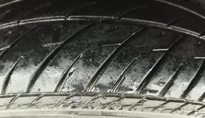 2013 Hyundai i20 SPORTZ 1.4 CRDI, Diesel, Manual, 1,01,692 km, Right Rear Tyre Tread