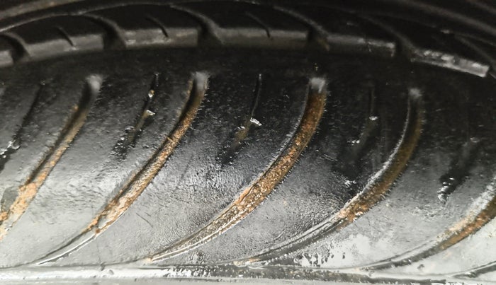 2013 Hyundai i20 SPORTZ 1.4 CRDI, Diesel, Manual, 1,01,692 km, Left Front Tyre Tread