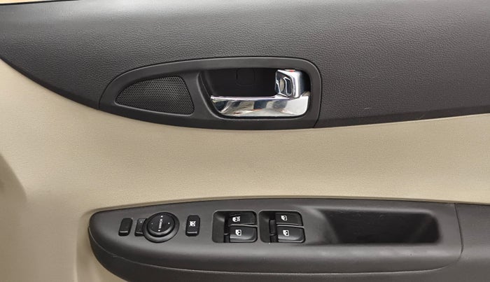 2013 Hyundai i20 SPORTZ 1.4 CRDI, Diesel, Manual, 1,01,692 km, Driver Side Door Panels Control