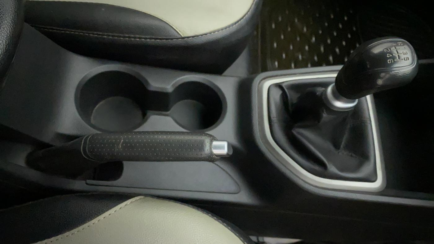 2017 Hyundai Creta E PLUS 1.6 PETROL, Petrol, Manual, 1,04,303 km, Gear Lever