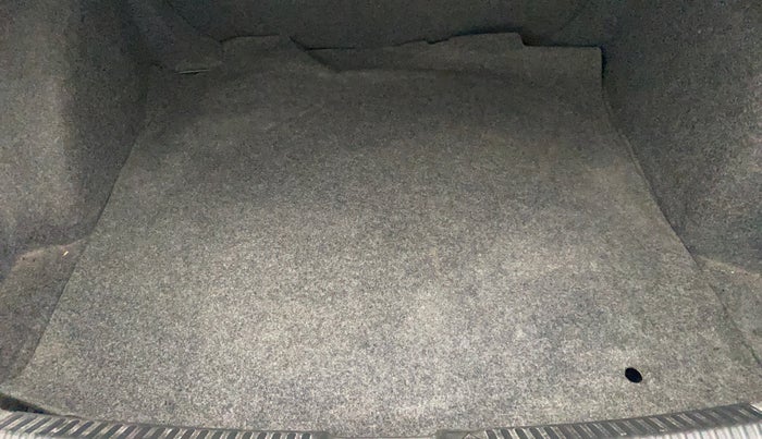 2015 Volkswagen Vento HIGHLINE 1.6 MPI, Petrol, Manual, 98,835 km, Boot Inside