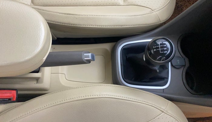 2015 Volkswagen Vento HIGHLINE 1.6 MPI, Petrol, Manual, 98,835 km, Gear Lever