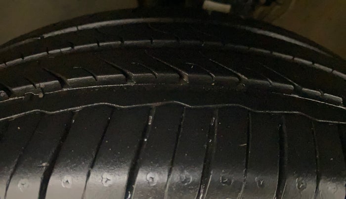 2015 Volkswagen Vento HIGHLINE 1.6 MPI, Petrol, Manual, 98,835 km, Left Front Tyre Tread