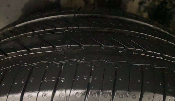 2015 Volkswagen Vento HIGHLINE 1.6 MPI, Petrol, Manual, 98,835 km, Left Rear Tyre Tread