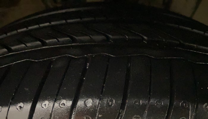 2015 Volkswagen Vento HIGHLINE 1.6 MPI, Petrol, Manual, 98,835 km, Right Front Tyre Tread