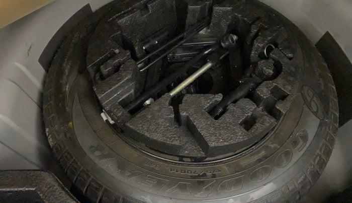 2015 Volkswagen Vento HIGHLINE 1.6 MPI, Petrol, Manual, 98,835 km, Spare Tyre