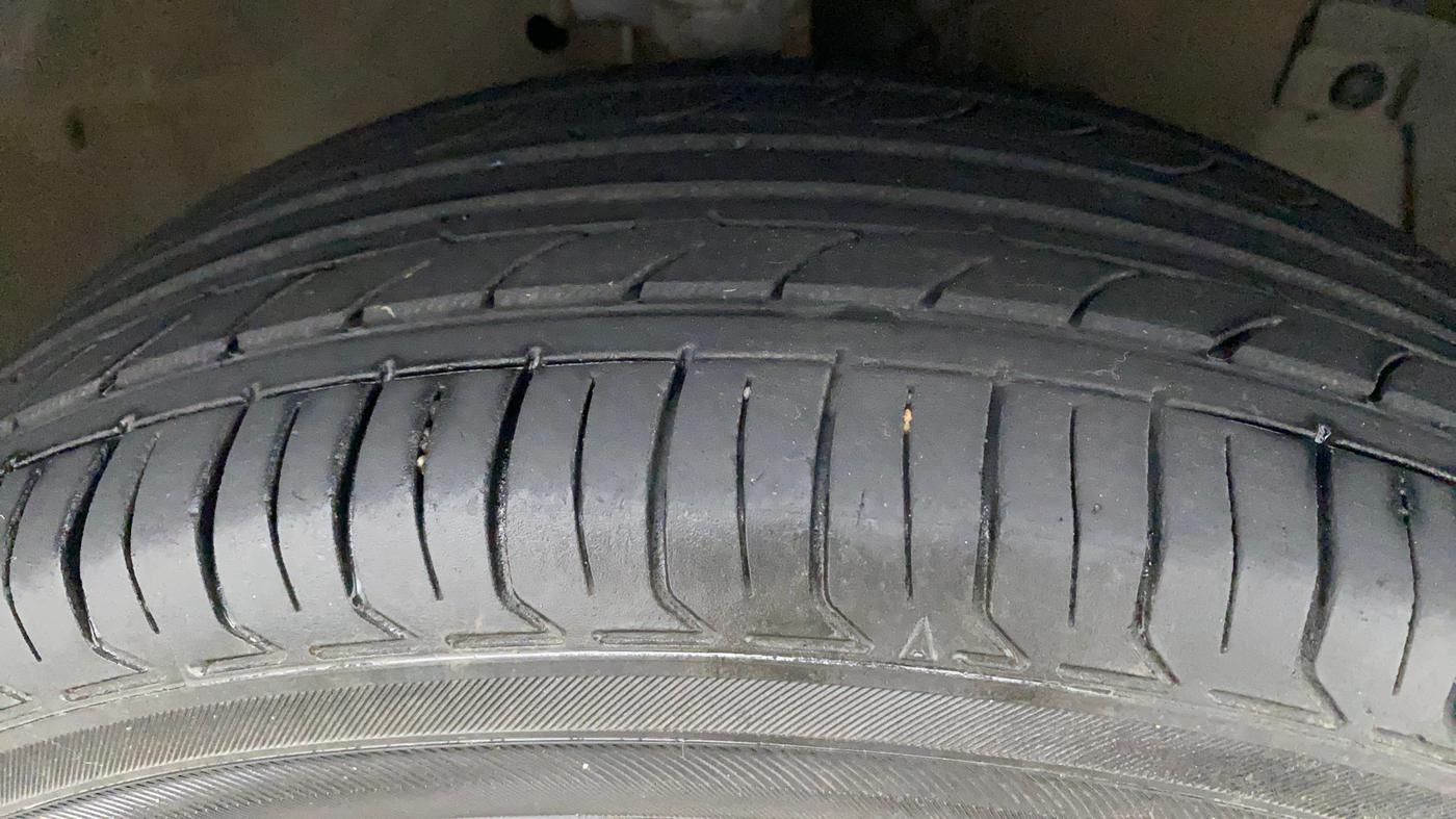 2017 Maruti Swift VXI O, Petrol, Manual, 52,043 km, Right Front Tyre Tread