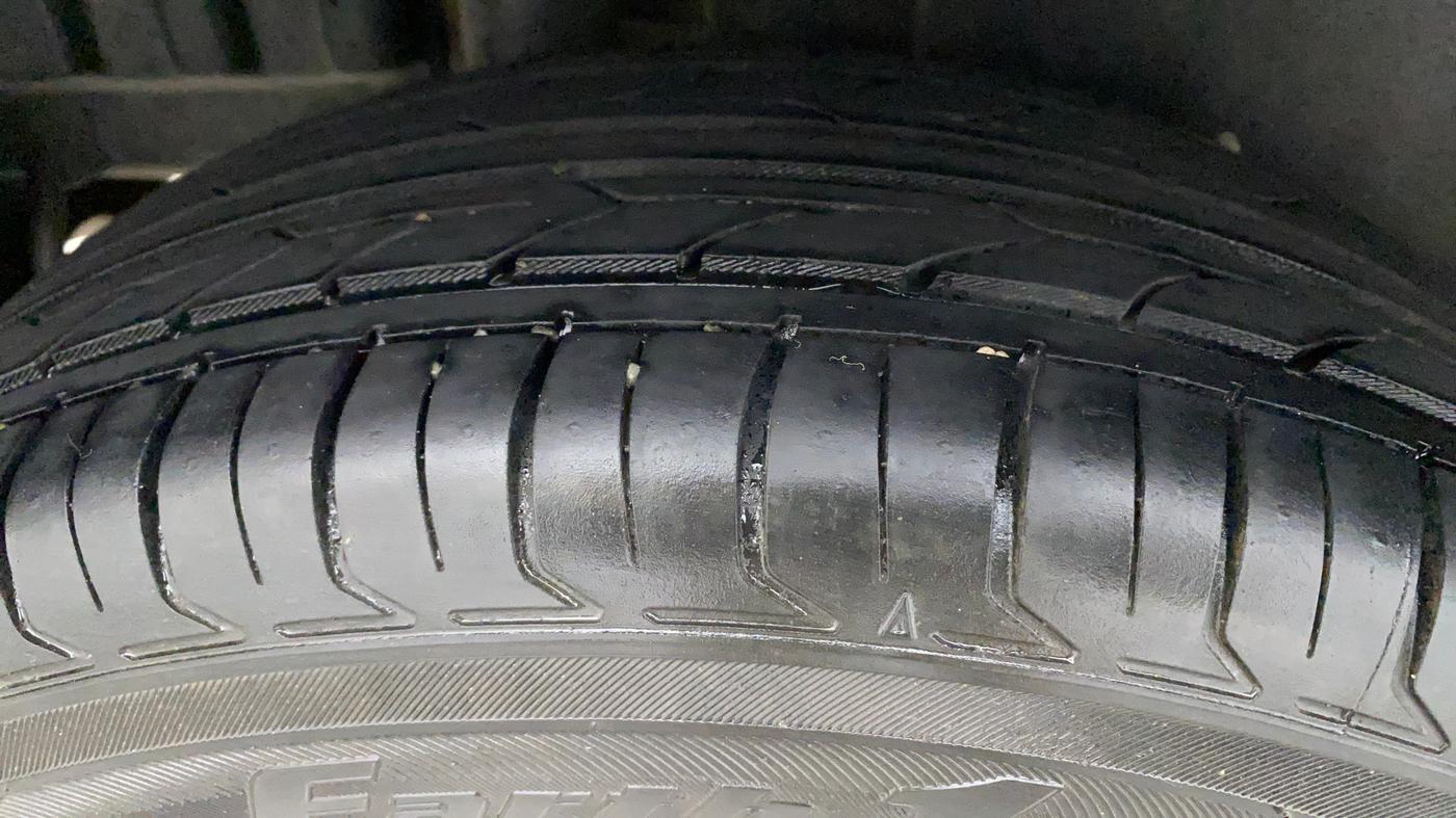 2017 Maruti Swift VXI O, Petrol, Manual, 52,043 km, Right Rear Tyre Tread