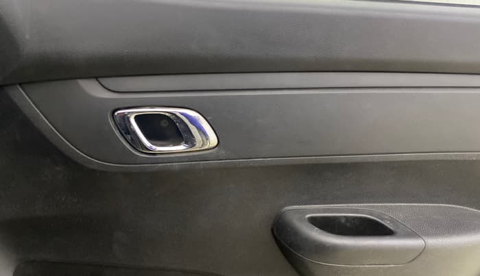 2019 Renault Kwid RXT 1.0 AMT (O), Petrol, Automatic, 61,863 km, Driver Side Door Panels Control