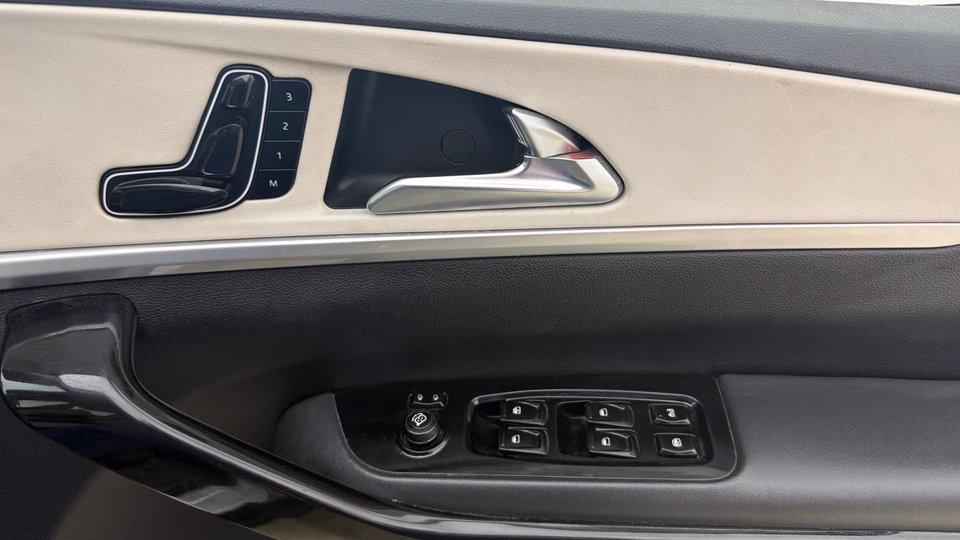 2022 Mahindra XUV700 AX 7 D AT 7 STR, Diesel, Automatic, 84,972 km, Driver Side Door Panels Control