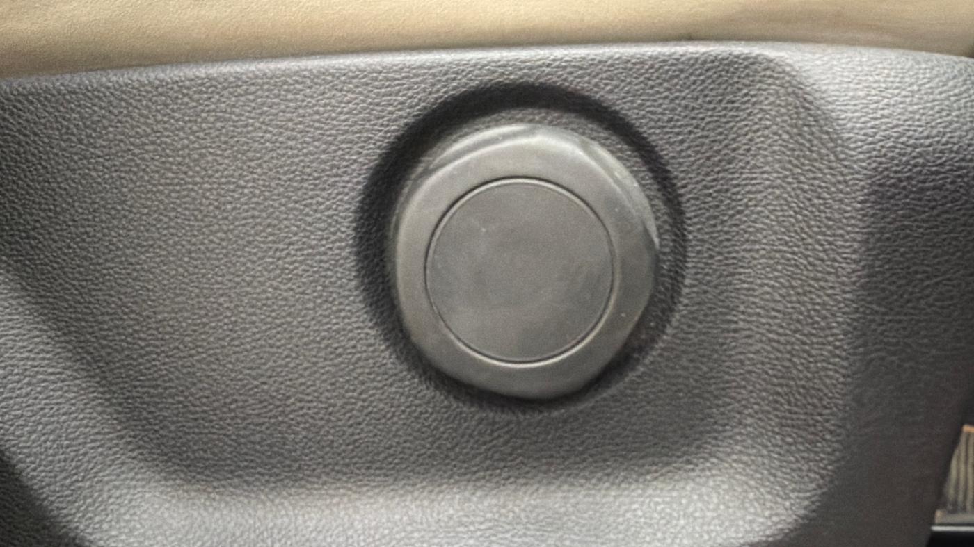 2022 Mahindra XUV700 AX 7 D AT 7 STR, Diesel, Automatic, 84,972 km, Driver Side Adjustment Panel