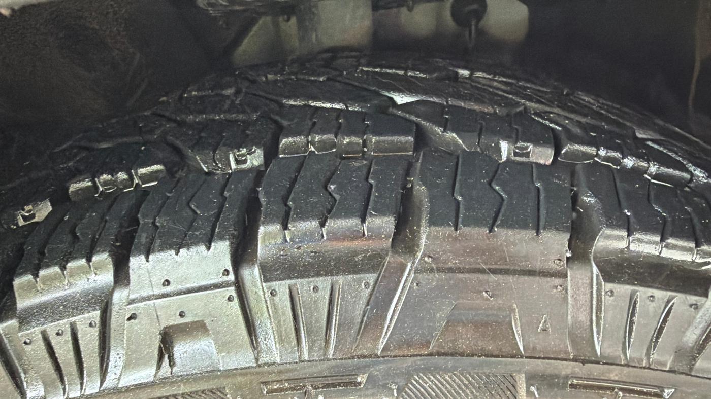 2022 Mahindra XUV700 AX 7 D AT 7 STR, Diesel, Automatic, 84,972 km, Left Front Tyre Tread