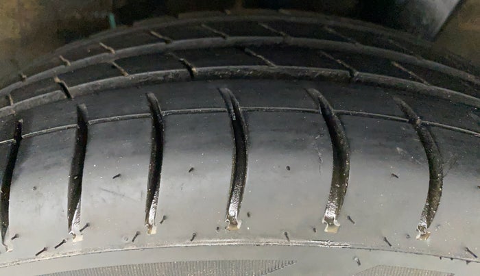 2021 Hyundai GRAND I10 NIOS SPORTZ CNG MT, CNG, Manual, 33,235 km, Left Rear Tyre Tread