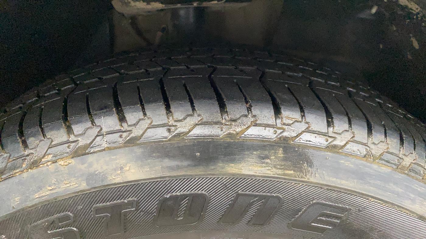 2020 Mahindra XUV500 W9, Diesel, Manual, 1,11,960 km, Right Front Tyre Tread