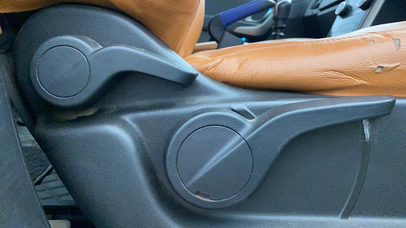 2020 Mahindra XUV500 W9, Diesel, Manual, 1,11,960 km, Driver Side Adjustment Panel