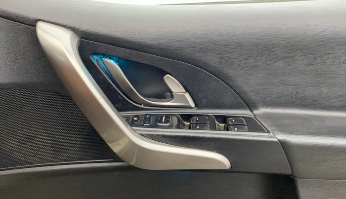 2020 Mahindra XUV500 W9, Diesel, Manual, 1,11,913 km, Driver Side Door Panels Control