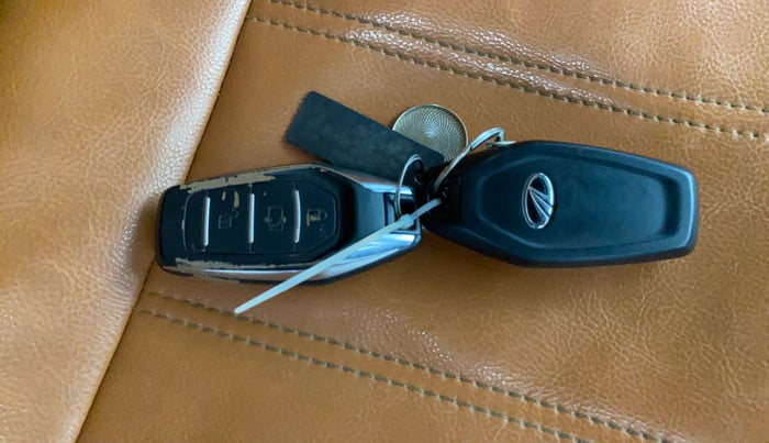 2020 Mahindra XUV500 W9, Diesel, Manual, 1,11,913 km, Key Close Up