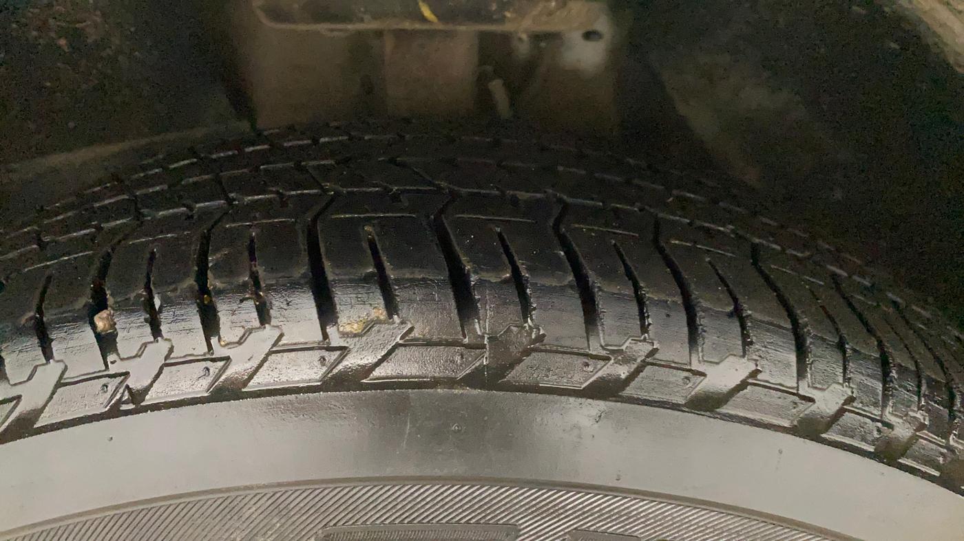 2020 Mahindra XUV500 W9, Diesel, Manual, 1,11,960 km, Left Front Tyre Tread