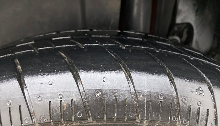 2013 Maruti Ertiga ZDI, Diesel, Manual, 99,344 km, Left Rear Tyre Tread