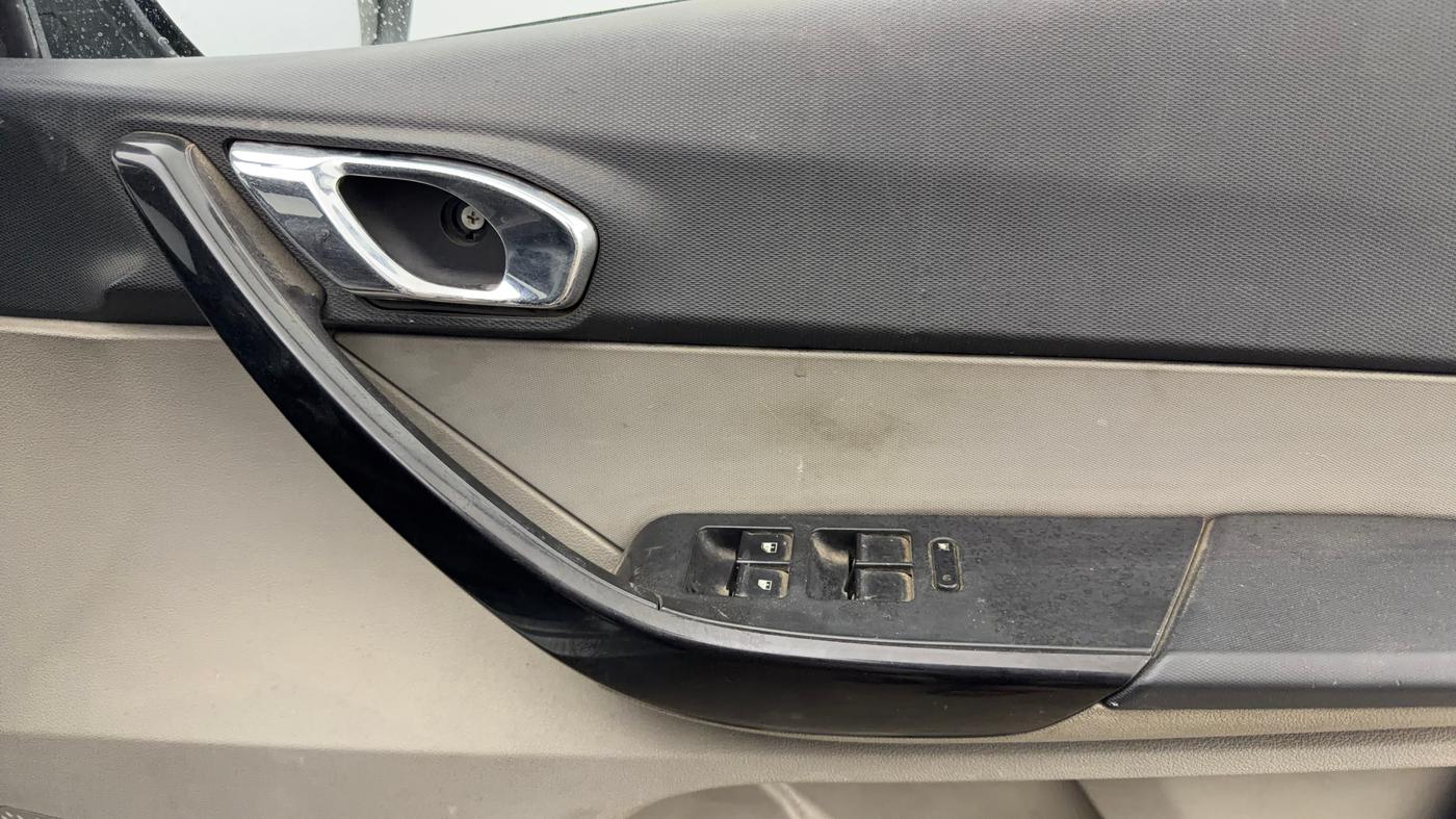 2018 Tata Tiago XZ PETROL, Petrol, Manual, 1,18,576 km, Driver Side Door Panels Control