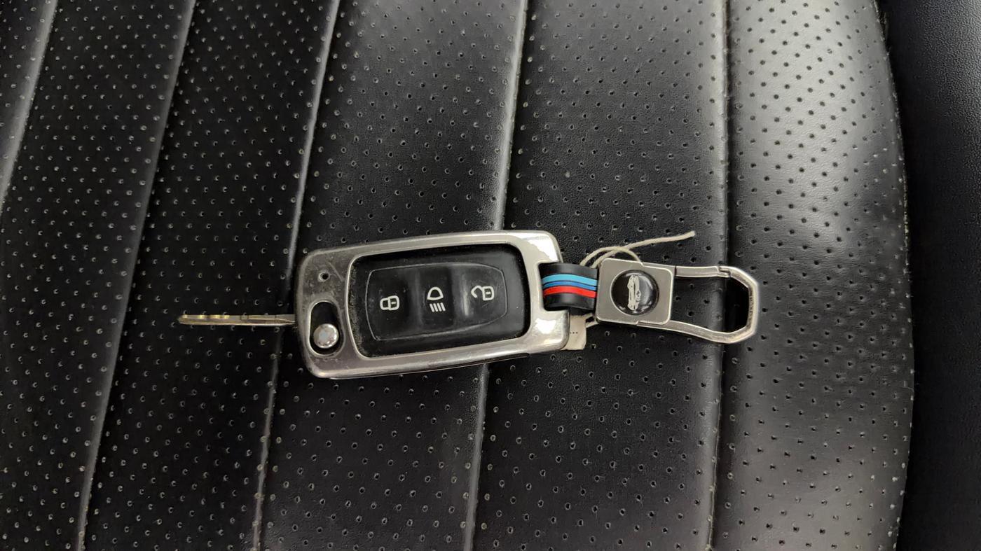2018 Tata Tiago XZ PETROL, Petrol, Manual, 1,18,576 km, Key Close Up