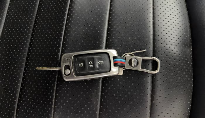 2018 Tata Tiago XZ PETROL, Petrol, Manual, 1,18,576 km, Key Close Up