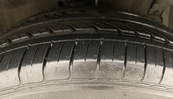 2014 Maruti Ertiga VXI, Petrol, Manual, 94,052 km, Right Front Tyre Tread